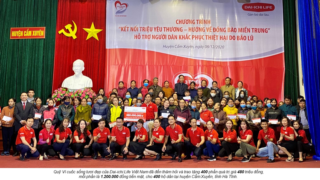 Dai-ichi Life Việt Nam hỗ trợ người dân tỉnh Hà Tĩnh khắc phục hậu quả thiên tai